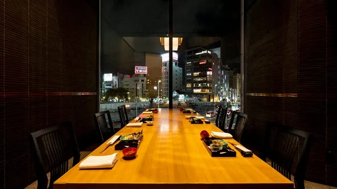 夜景を望む和食の個室ダイニング