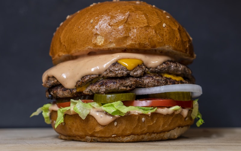 ハンバーグ屋でサラダ・スープが食べ放題。おかわり無料のハンバーグチェーンまとめ