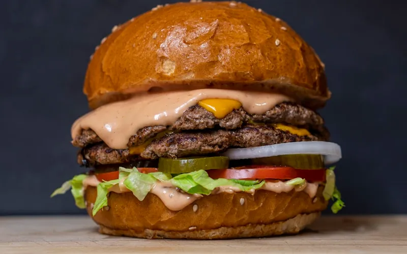 ハンバーグ屋でサラダ・スープが食べ放題。おかわり無料のハンバーグチェーンまとめ