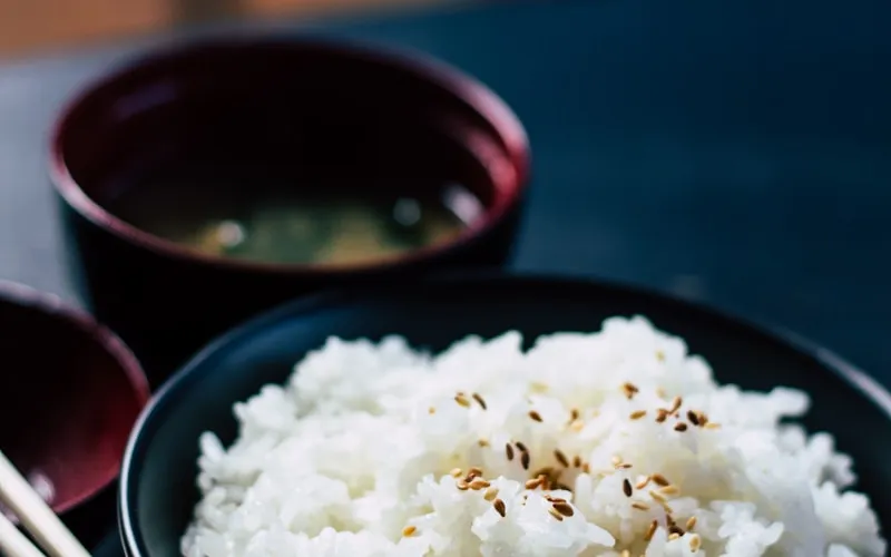 一人暮らしの食費を下げるなら「おかわり無料」の店を使い倒す【2026年最新版】