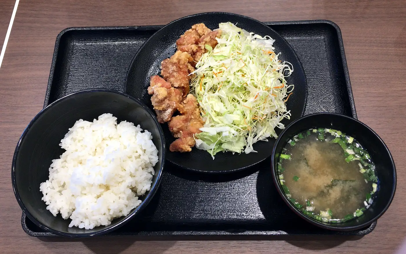 ご飯・味噌汁・おかずが乗った定食のトレイ